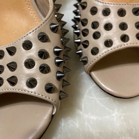 Sz 11 Taupe Studded Pumps - Picture 6 of 16